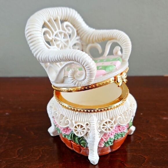 Vintage White and Gold Ceramic Trinket Box - Picture 1 of 8